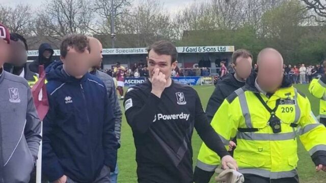 Brankár Enfield Town Joe Wright odchádza z ihriska po zápase National League South s Chelmsford City