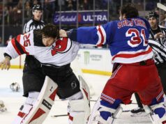 Brankári Rangers a Devils hádžu údery počas rivality Brankári Rangers a Devils hádžu údery počas rivality