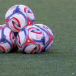 Brentford dostáva pred súbojom s Manchestrom United posilnenie obrany