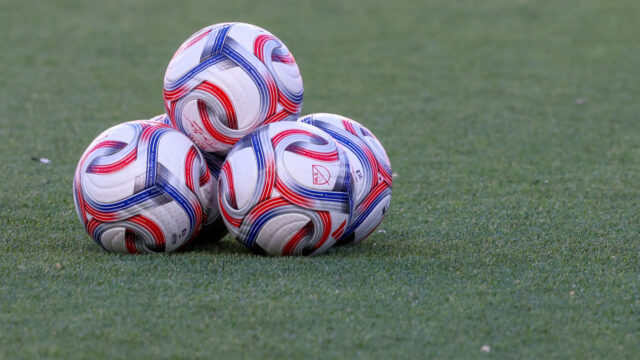 Brentford dostáva pred súbojom s Manchestrom United posilnenie obrany
