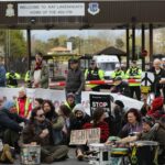 Britská polícia zatkla sedem demonštrantov neďaleko základne RAF využívanej USA | Správy o konflikte medzi Izraelom a Palestínou