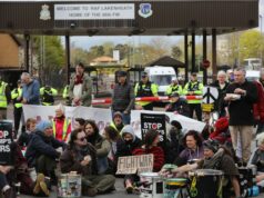 Britská polícia zatkla sedem demonštrantov neďaleko základne RAF využívanej USA | Správy o konflikte medzi Izraelom a Palestínou Britská polícia zatkla sedem demonštrantov neďaleko základne RAF využívanej USA | Správy o konflikte medzi Izraelom a Palestínou