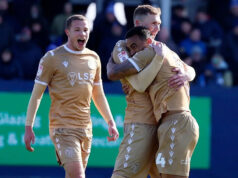 Bromley po prvý raz postúpil do League One Šéf Bromley Andy Woodman dvíha trofej víťazov z finále postupu do Národnej ligy obklopený hráčmi Bromley v stánku na štadióne Wembley.