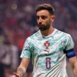 Bruno Fernandes č. 8 z Portugalska zahráva rohový kop počas prvého polčasu v zápase medzi Spojenými štátmi a Portugalskom