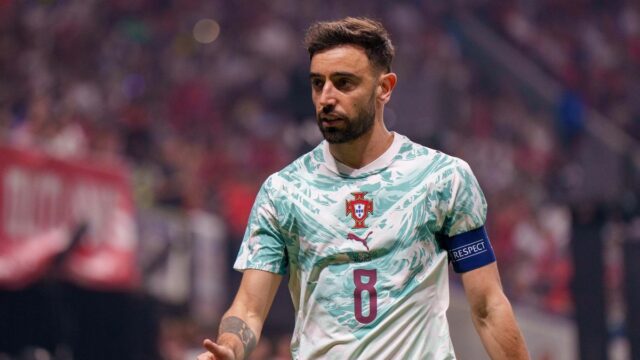 Bruno Fernandes hrá proti USA a portugalské médiá dospeli k Bruno Fernandes č. 8 z Portugalska zahráva rohový kop počas prvého polčasu v zápase medzi Spojenými štátmi a Portugalskom