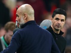 Bude Man City odobraté tituly, ako hovoria odborníci pred zápasom Arsenalu Manažér Arsenalu Mikel Arteta reaguje na manažéra Manchestru City Josepa Guardiolu na konci finálového zápasu Carabao Cup Arsenal a medzi Manchestrom City na štadióne Wembley 22. marca 2026 v Londýne v Anglicku.