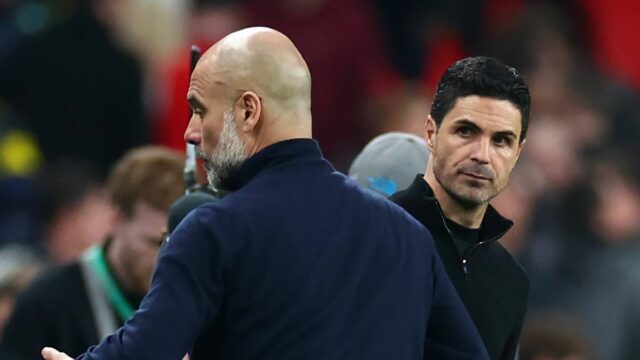 Manažér Arsenalu Mikel Arteta reaguje na manažéra Manchestru City Josepa Guardiolu na konci finálového zápasu Carabao Cup Arsenal a medzi Manchestrom City na štadióne Wembley 22. marca 2026 v Londýne v Anglicku.