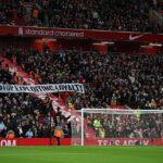 Fanúšikovia Liverpoolu dvíhajú transparent s nápisom #Stop Exploiting Loyalty, keď protestujú proti rastúcim cenám lístkov