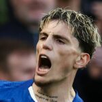 Alejandro Garnacho z Chelsea oslavuje siedmy gól svojho tímu počas štvrťfinále Emirates FA Cup medzi Chelsea a Port Vale.