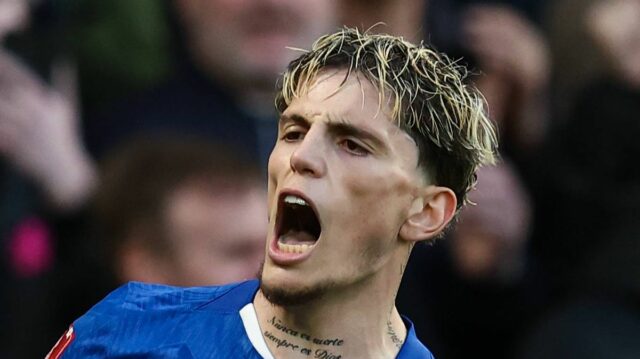 Alejandro Garnacho z Chelsea oslavuje siedmy gól svojho tímu počas štvrťfinále Emirates FA Cup medzi Chelsea a Port Vale.