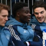 Declan Rice z Arsenalu (R) sa rozpráva s Bukayom Sakom z Arsenalu na striedačke pred zápasom tretieho kola Emirates FA Cup medzi Portsmouthom a Arsenalom