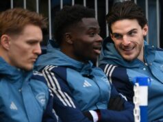 Bukayo Saka menuje svojho najlepšieho spoluhráča z Arsenalu – a nie je to Declan Rice ani Martin Odegaard Declan Rice z Arsenalu (R) sa rozpráva s Bukayom Sakom z Arsenalu na striedačke pred zápasom tretieho kola Emirates FA Cup medzi Portsmouthom a Arsenalom