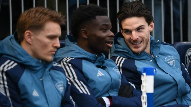 Declan Rice z Arsenalu (R) sa rozpráva s Bukayom Sakom z Arsenalu na striedačke pred zápasom tretieho kola Emirates FA Cup medzi Portsmouthom a Arsenalom