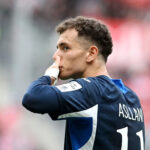 Bundesligový útočník pokrčí plecami nad špekuláciami o budúcnosti uprostred záujmu Barcelony – „Každý len hovorí a hovorí“