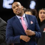 Bývalý asistent ženského basketbalu v Nebraske Chuck Love (na obrázku) priznal, že mal sex s hráčkou Ashley Scogginovou predtým, ako ju tím v roku 2022 prepustil.