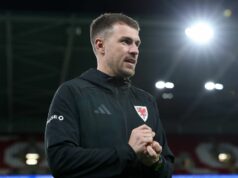 Bývalá hviezda Arsenalu a Walesu Aaron Ramsey v emotívnom vyhlásení oznámil odchod do dôchodku Aaron Ramsey sa pozerá