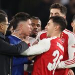 Španielsky manažér Manchestru City Pep Guardiola (vľavo) a španielsky manažér Arsenalu Mikel Arteta (vpravo) sa pozerajú z tuochline na finálový zápas anglického Ligového pohára medzi Arsenalom a Manchestrom City.