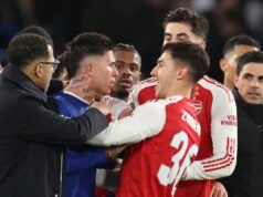 Bývalá hviezda Arsenalu dáva výstižnú predpoveď o titule, keď Chelsea premietne päť najlepších šancí Španielsky manažér Manchestru City Pep Guardiola (vľavo) a španielsky manažér Arsenalu Mikel Arteta (vpravo) sa pozerajú z tuochline na finálový zápas anglického Ligového pohára medzi Arsenalom a Manchestrom City.