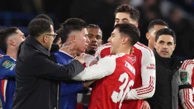 Španielsky manažér Manchestru City Pep Guardiola (vľavo) a španielsky manažér Arsenalu Mikel Arteta (vpravo) sa pozerajú z tuochline na finálový zápas anglického Ligového pohára medzi Arsenalom a Manchestrom City.