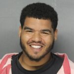 Bývalý obranný zákrok Dallas Cowboys Trysten Hill sa blysol týmto odporným úškľabkom v hrnčeku po svojom zatknutí na základe dvoch obvinení – vrátane trestného činu tretieho stupňa pre napadnutie tehotnej osoby.