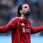 Dominic Szoboszlai gestikuluje fanúšikom Liverpoolu po prehre s Manchestrom City