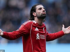 Bývalá hviezda Liverpoolu podporuje Dominika Szoboszlaia po konfrontácii s vlastnými fanúšikmi po ponížení FA Cupu v Man City Dominic Szoboszlai gestikuluje fanúšikom Liverpoolu po prehre s Manchestrom City