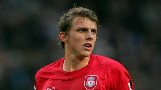 MANCHESTER, ANGLICKO - 26. novembra: Stephen Warnock z Liverpoolu beží počas zápasu Premier League medzi Manchester City a Liverpool na štadióne City Of Manchester 26. novembra 2005 v anglickom Manchestri. (Foto Richard Sellers/Sportsphoto/Allstar cez Getty Images)
