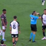 Allan sa chytá za rozkrok