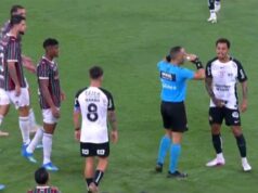 Bývalá hviezda Liverpoolu vylúčená za bizarné X-hodnotené gesto, keď VAR zasahuje Allan sa chytá za rozkrok