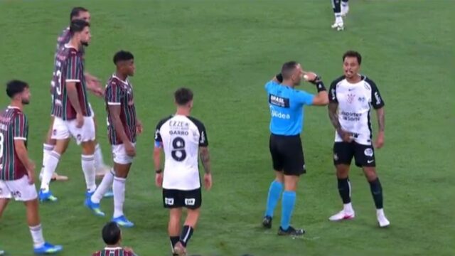 Allan sa chytá za rozkrok