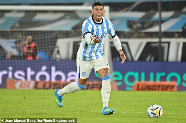 Bývalá hviezda Man United vylúčila hanbu za PUNCHING súpera v Marcos Rojo bol vylúčený za Racing Club počas ich porážky 2:0 od River Plate v nedeľu večer