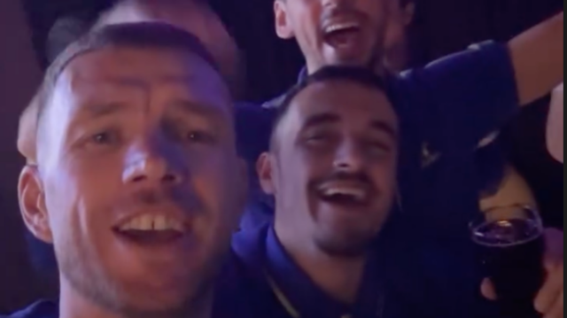 Bývalá hviezda Premier League má v nočnom klube divokú oslavu majstrovstiev sveta s rukou v praku
