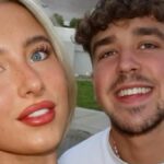 BOURNEMOUTH, ANGLICKO - 9. MAREC: Chris Wilder, manažér Sheffield United, komunikuje s Oliverom Lukeom Arblasterom zo Sheffield United počas zápasu Premier League medzi AFC Bournemouth a Sheffield United na Vitality Stadium 9. marca 2024 v Bournemouthe v Anglicku. (Foto: Michael Steele/Getty Images)