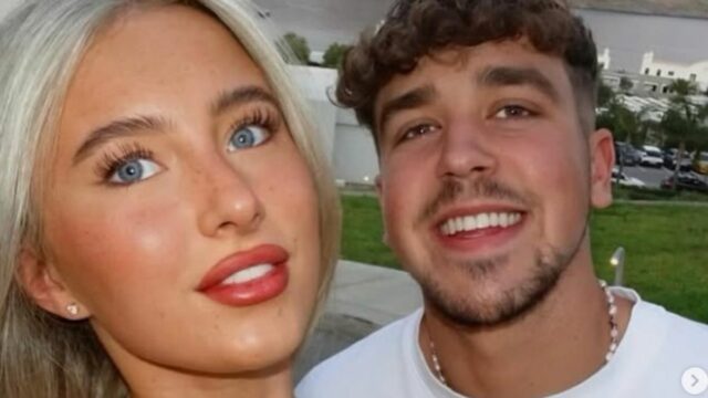 BOURNEMOUTH, ANGLICKO - 9. MAREC: Chris Wilder, manažér Sheffield United, komunikuje s Oliverom Lukeom Arblasterom zo Sheffield United počas zápasu Premier League medzi AFC Bournemouth a Sheffield United na Vitality Stadium 9. marca 2024 v Bournemouthe v Anglicku. (Foto: Michael Steele/Getty Images)