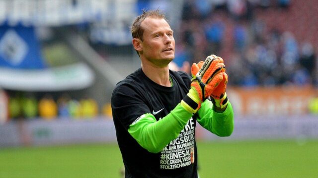 Bývalý brankár Arsenalu Alex Manninger (48) zahynul pri havárii na železničnom priecestí
