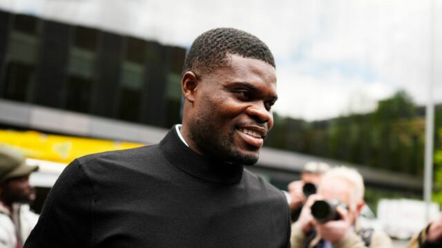 Thomas Partey na snímke, ako v pondelok prichádza na súd Southwark Crown Court 