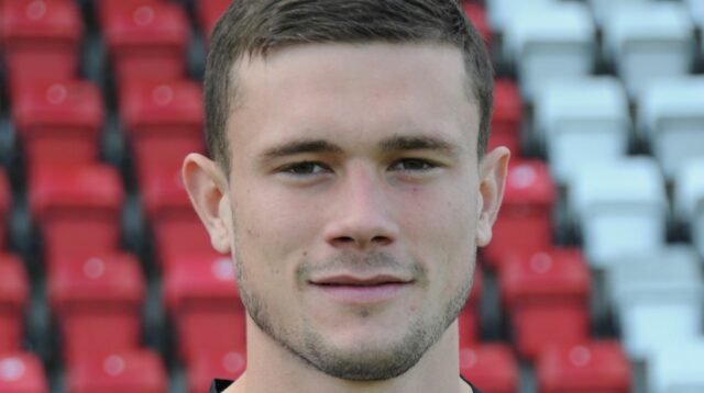 Bývalý futbalista „sexuálne zneužil štyroch chlapcov“, pretože „vystrašené dieťa sa cítilo uväznené v aute“
