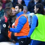 Wilfried Zaha sa konfrontuje s Ezequielom Schelottom (vpravo) počas prudkého stretu v roku 2020