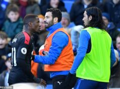 Bývalý hráč Premier League hasí počas zápasu POŽIAR… ako obranca – ktorý sa rozpadol s Grahamom Potterom a Wilfriedom Zahom – beží na ihrisko s hadicou, aby ho uhasil Wilfried Zaha sa konfrontuje s Ezequielom Schelottom (vpravo) počas prudkého stretu v roku 2020