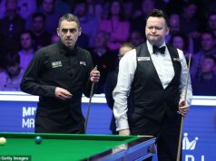 Bývalý majster sveta označil Ronnieho O’Sullivana za zlého ambasádora snookeru po tom, čo sklamaní fanúšikovia zmáčaní dažďom odchádzali Shaun Murphy (vpravo) označil Ronnieho O'Sullivana (vľavo) za zlého veľvyslanca pre snooker