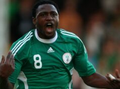 Bývalý medzinárodný útočník, 40 rokov, skolaboval a zomrel na ihrisku, keď vzdal poctu ‚The Tank‘ LONDÝN, ANGLICKO - 29. mája: Michael Eneramo z Nigérie oslavuje po strelení svojho prvého gólu počas medzinárodného priateľského zápasu medzi Írskou republikou a Nigériou v Craven Cottage 29. mája 2009 v Londýne v Anglicku. (Foto: Phil Cole/Getty Images)