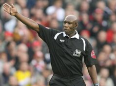 Bývalý rozhodca Premier League, ktorý zomrel vo veku 65 rokov, získal sedemciferný majetok Uriah Rennie gestikuluje