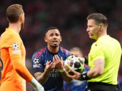 Bývalý rozhodca Premier League povedal, že Arsenal bol pri žrebovaní Atlética Madrid sklamaný DVARÁT Zdá sa, že dvaja jednotlivci v športových uniformách, z ktorých jeden drží futbalovú loptu, diskutujú s rozhodcom zápasu v rušnom prostredí štadióna s divákmi viditeľnými v pozadí.