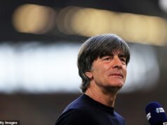 Bývalý tréner víťaza Svetového pohára, ktorý sa raz chytil v nose a OBLÍZAL si prst, sa 16 rokov po vyradení troch levov v Juhoafrickej republike ujal vedenia anglických súperov v skupinovej fáze. Joachim Low je údajne blízko k prevzatiu manažérskej pozície v Ghane pred majstrovstvami sveta