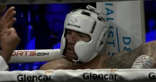 Bývalý útočník Premier League vypadol v prvom kole debutu v boxe | Box | Šport
