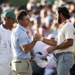Rory McIlroy podáva ruku Cameronovi Youngovi po víťazstve na Masters v Auguste National