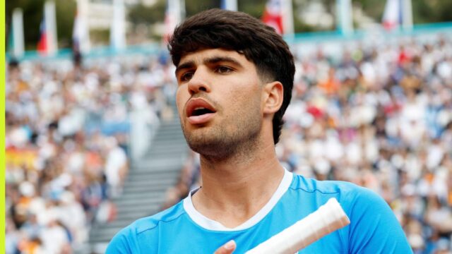 Carlos Alcaraz poslal brutálnu správu, keď mu tenisová ikona povedala, že sa „veľmi málo zlepšil“.

