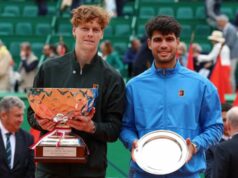 Carlos Alcaraz reaguje, keď Jannik Sinner zápasí s Novakom Djokovičom v Monte-Carlo Autor fotografie: Julian Finney/Getty Images