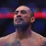 MIAMI, FLORIDA - 11. apríla: Carlos Ulberg z Nového Zélandu oslavuje víťazstvo po knokaute nad Čechom Jiřím Procházkom (bez obrázku) v titulovom zápase poloťažkej váhy počas UFC 327 v Kaseya Center 11. apríla 2026 v Miami na Floride. (Foto: Carmen Mandato/Getty Images)