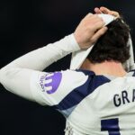 Carragher, Keane sa roztrhajú na nič dobrého Archieho Graya a druhého „vinníka“ Spurs